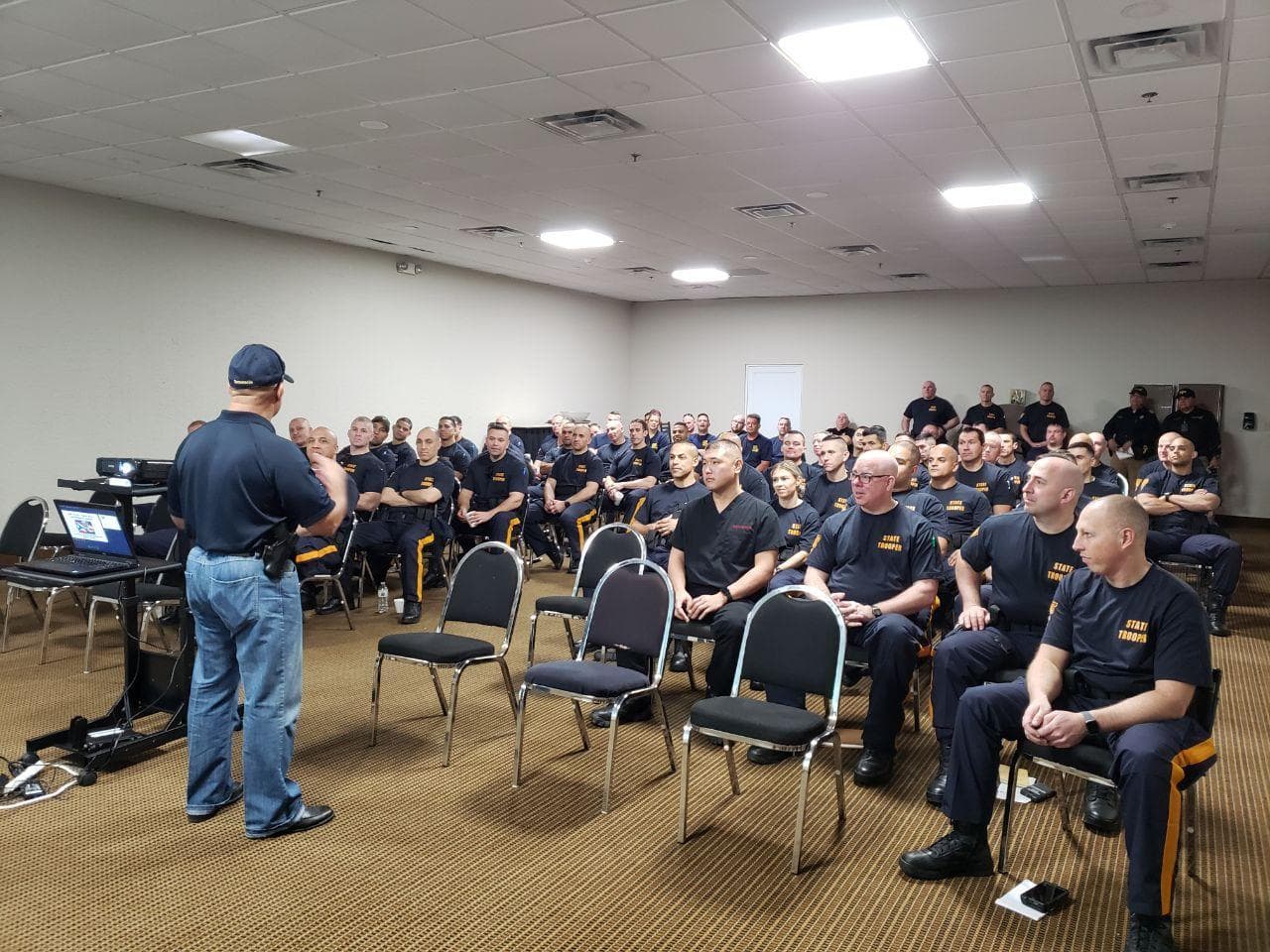 Policías y bomberos se unen a esfuerzos de recuperación en el área sur de Puerto Rico