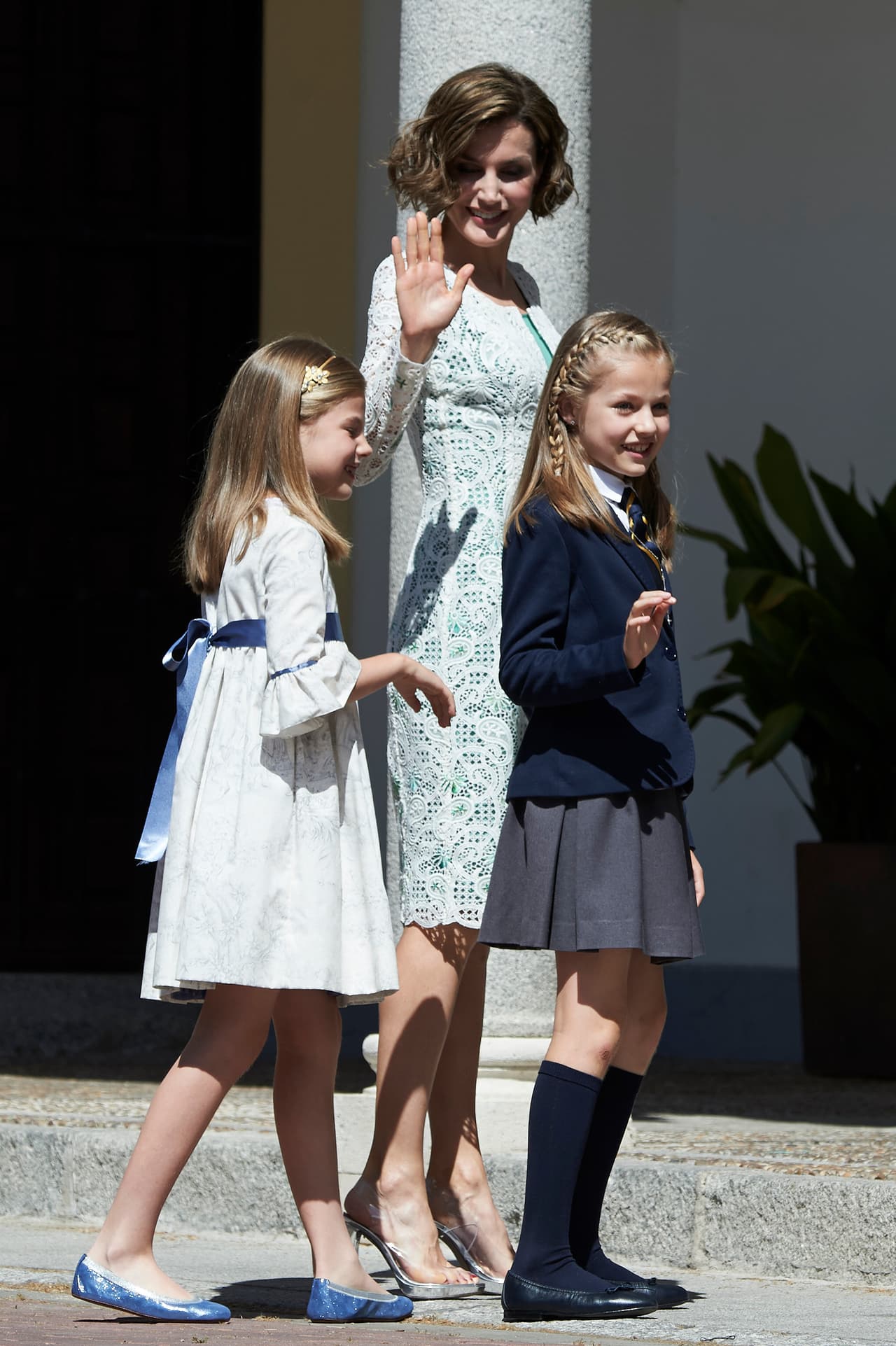 Como en el cuento de hadas de la cenicienta, la Reina Letizia robó cámara por sus zapatillas, ya que lucio un par de vinilo trasparente con plataforma y tacón de 10 centímetros.