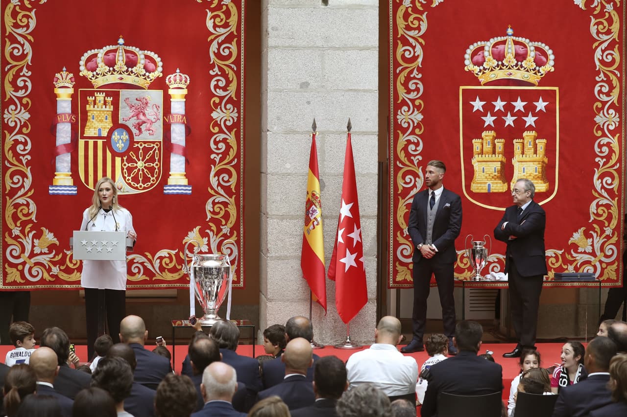 La Orejona fue la invitada de honor en este acto protocolario en el que las palabras de congratulaciones no se hicieron esperar por Cristina Cifuentes, quien además es aficionada del equipo madridista.