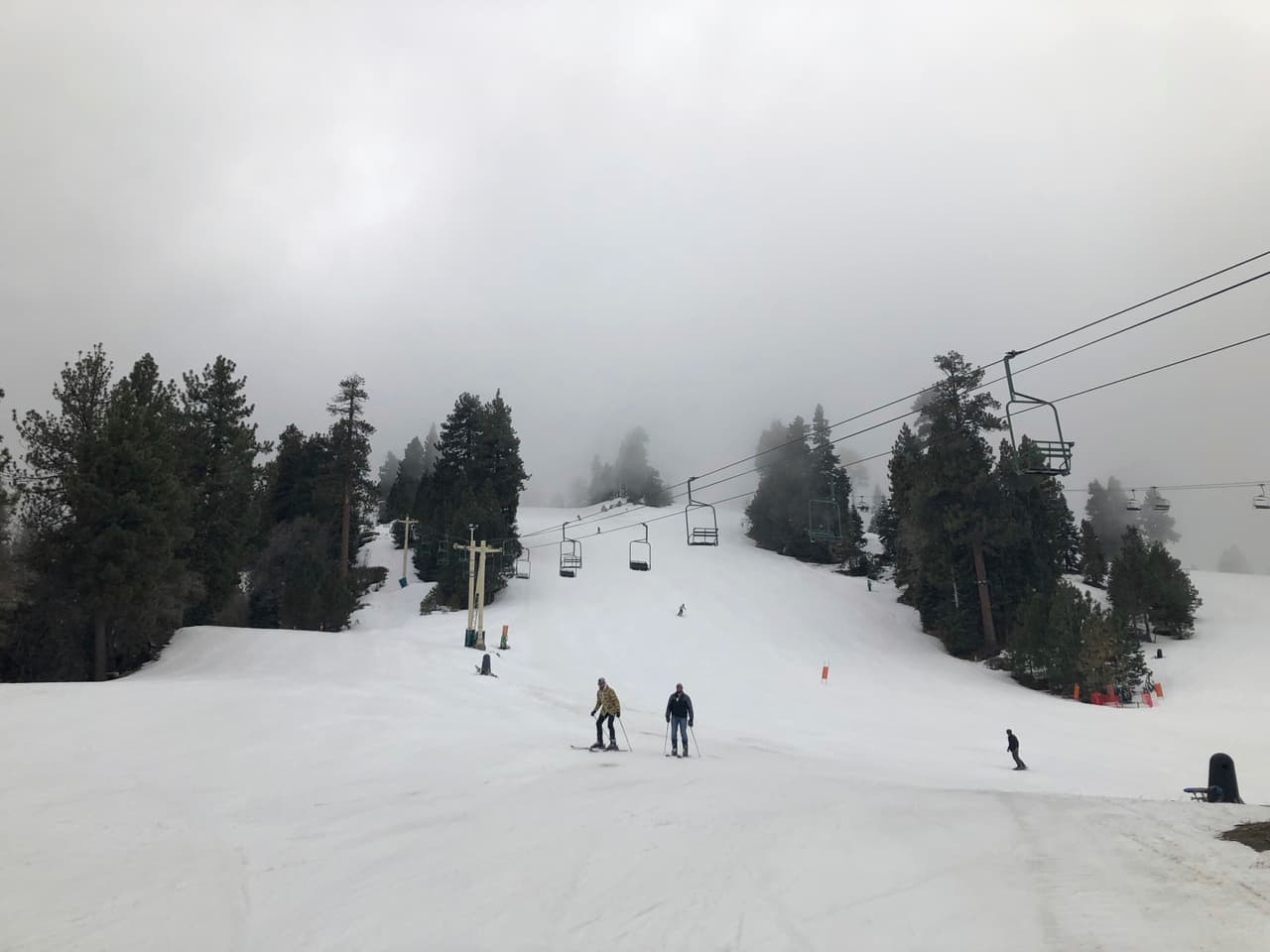 Claro que este tipo de condiciones son las ideales para los esquiadores, como lo demuestra la fotografía de la estación de esquí Snow Summit en Big Bear Lake.