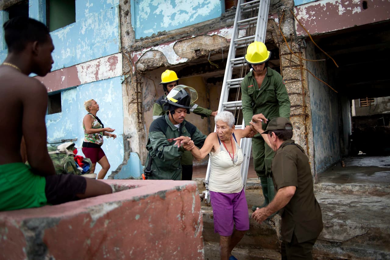 Rescatistas ayudan a los habitantes de Baracoa, Cuba, luego del paso del huracán Matthew el 6 de octubre.