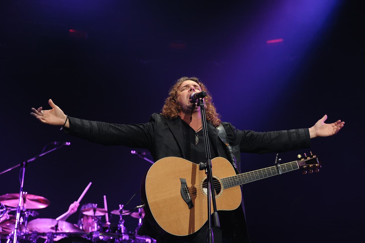 En 1996, 
<b>Maná</b> se presentó en el James Knight Center de Miami con dos funciones completamente vendidas, algo que nunca antes se había logrado por una banda de rock pop latino.