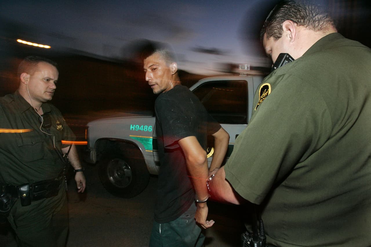 Récord de detenciones en la frontera también generó un número histórico de deportaciones