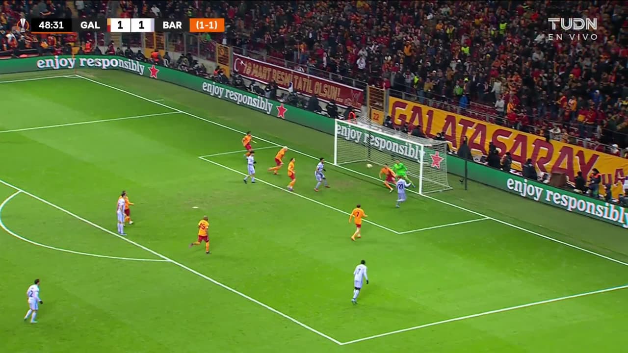 ¡TIRO ATAJADO! disparo por Pierre-Emerick Aubameyang.