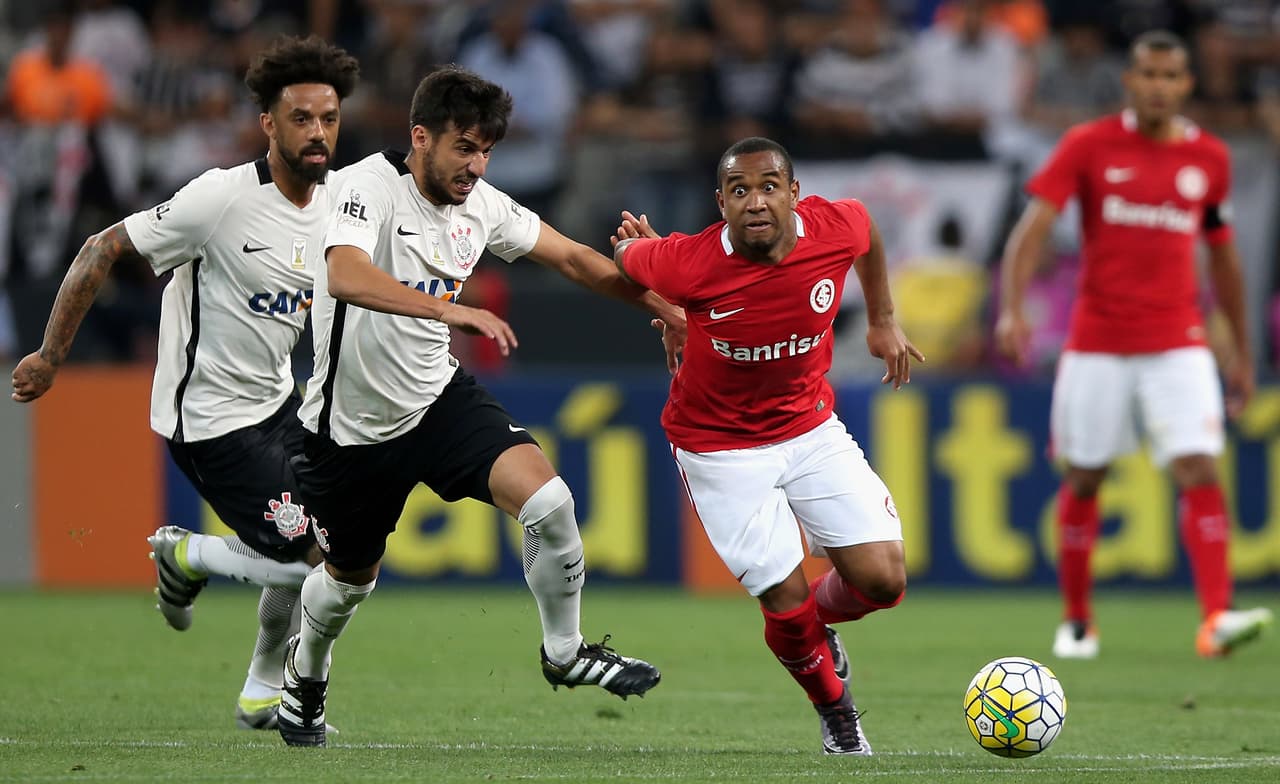 Pero su carrera comenzó a desplomarse. Con 27 años, regresó a Brasil y ahora con 29 años está cedido por el Inter de Porto Alegre en el Coritiba.