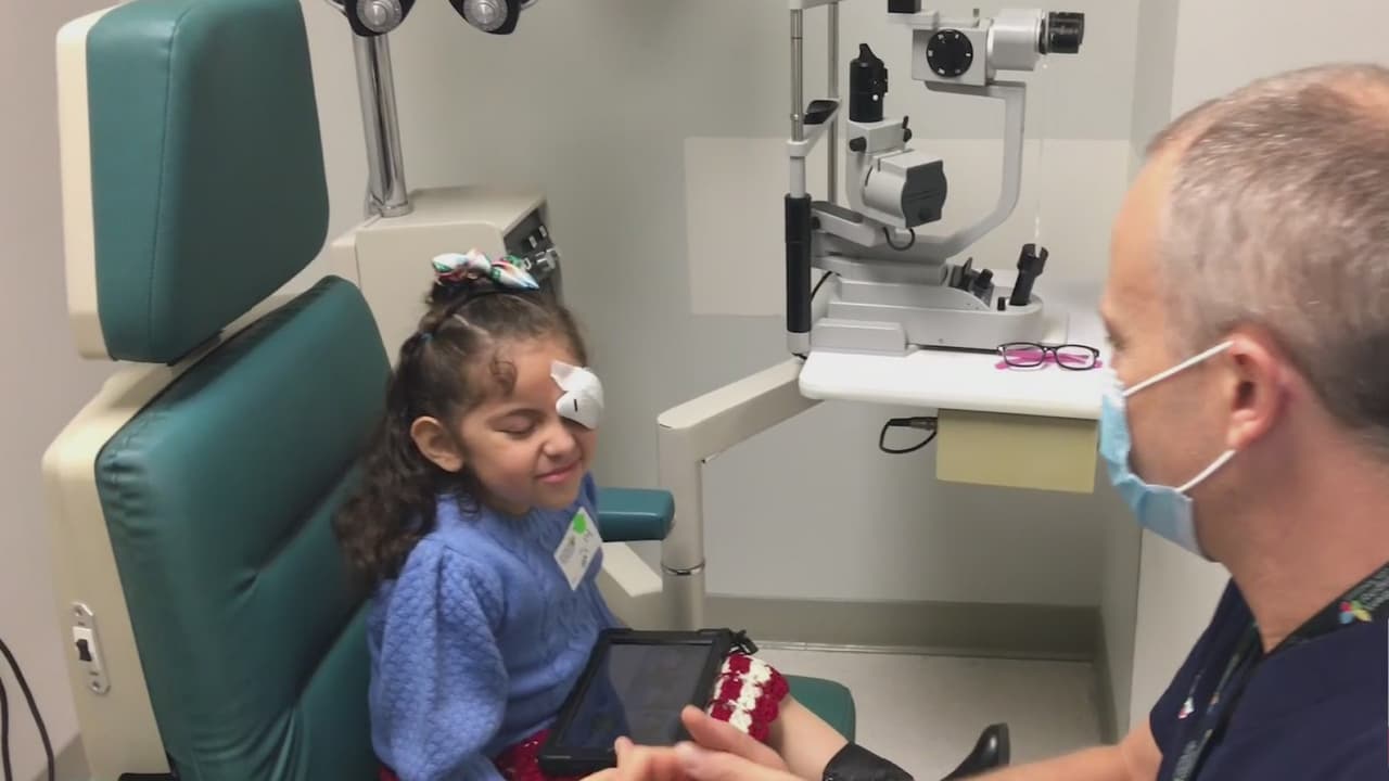 Un niña estuvo cerca de perder la vista, pero gracias a un programa recibió ayuda médica en Los Ángeles