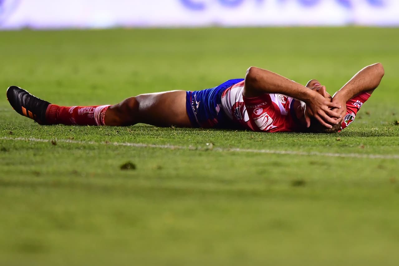 Alexis Canelo tuvo la oportunidad de abrir el marcador desde los once pasos apenas rebasados los 70’ de juego, pero el cancerbero escarlata atajó el tiro con poco esfuerzo. Toluca y San Luis llegaron a 18 y 12 unidades, respectivamente. En la J11, San Luis visitará Querétaro y Toluca recibirá al Pachuca.