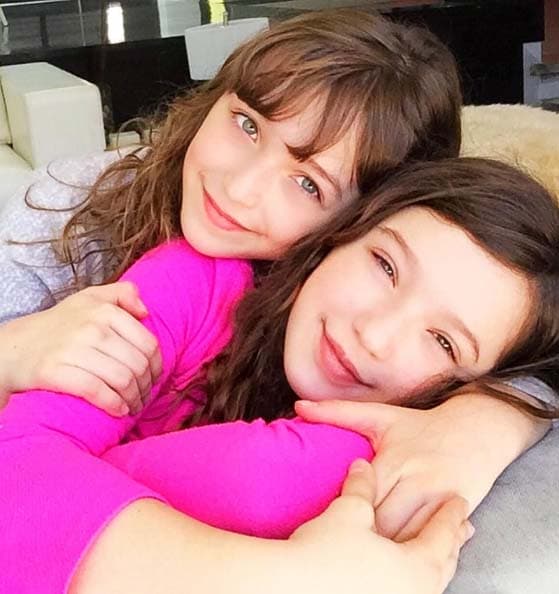 Confirmó que en la serie sus dos hijas actúan, pero no dio más detalles acerca de si se trata de una especie de reality show o de una historia de ficción. 
<br>