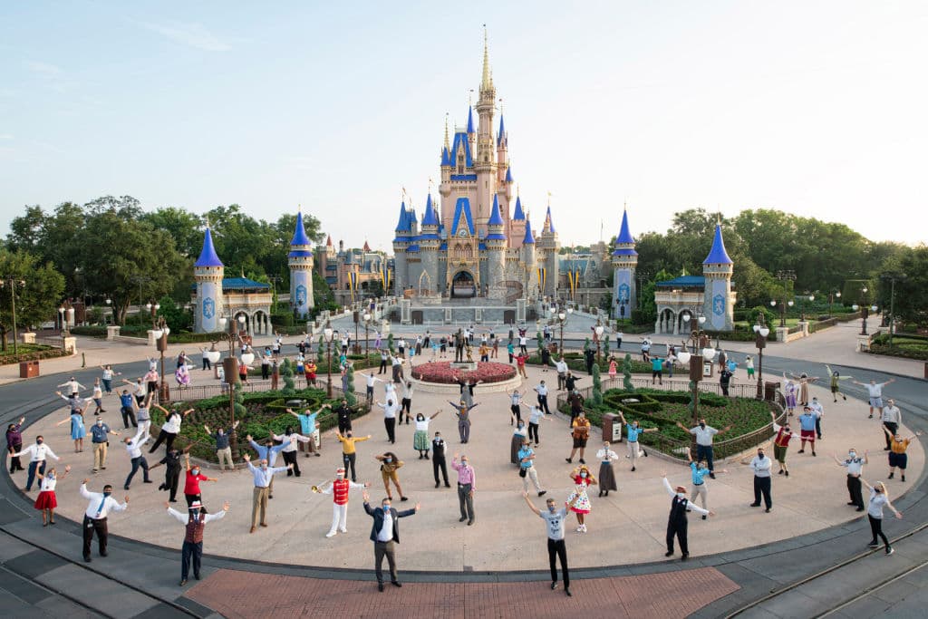 Disney World acuerda aumentar sueldo a sus empleados