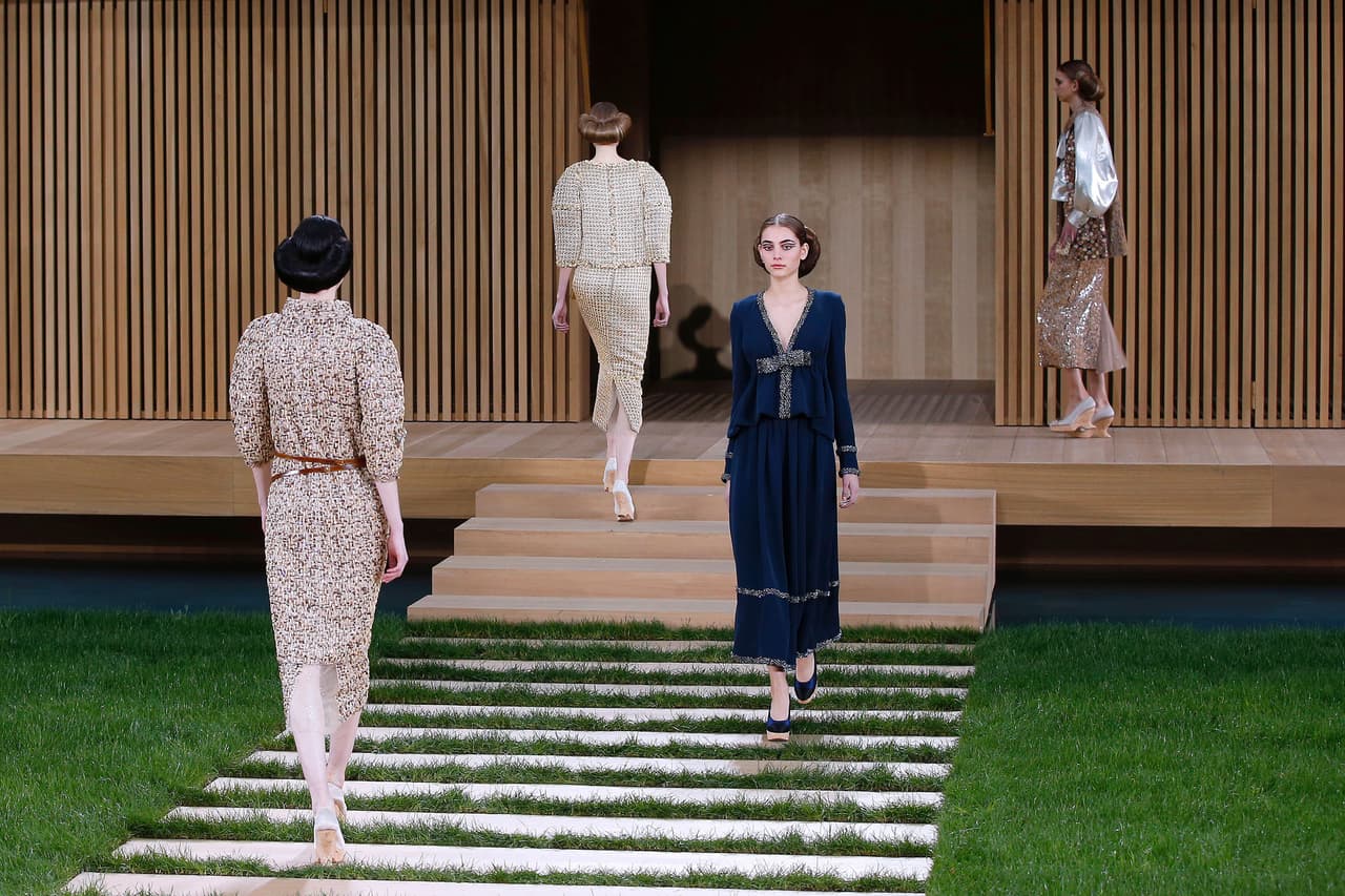 Perfecta invocación a la silueta que capitalizó Coco Chanel en los años 20 en la que se liberó a las mujeres del corsé y se creó un corte a la cadera. El modo y el largo de la falda es como devolvernos a los mejores momentos de ese baile libarador llamado charleston.