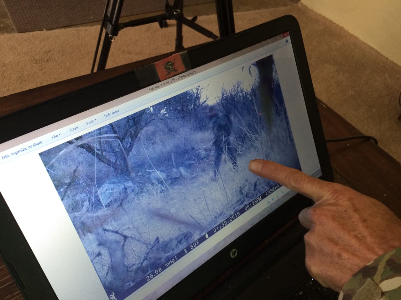 Foley nos muestra una de las fotos tomadas por una de las cámaras que tiene ubicada en la frontera para rastrear actividad sospechosa.