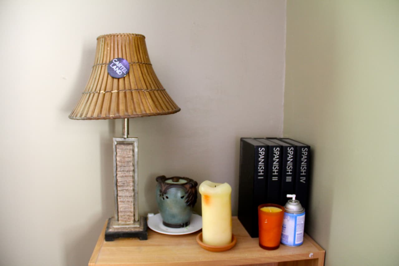 Aunque no le gusta hablarlo, Foley trata de conversar en español con las personas que encuentra en la frontera.