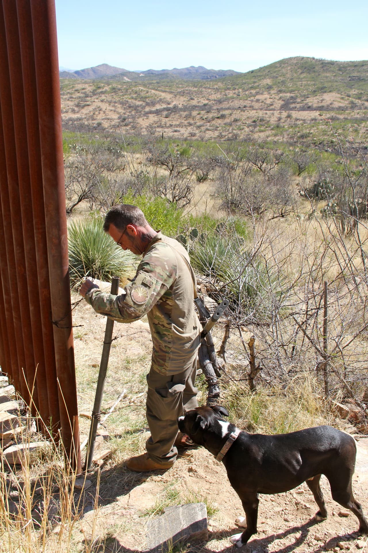 Este es el final del muro fronterizo, donde Estados Unidos y México solo son separados por la cerca de alambre que abre Foley para mostrarlos lo fácil que es cruzar.