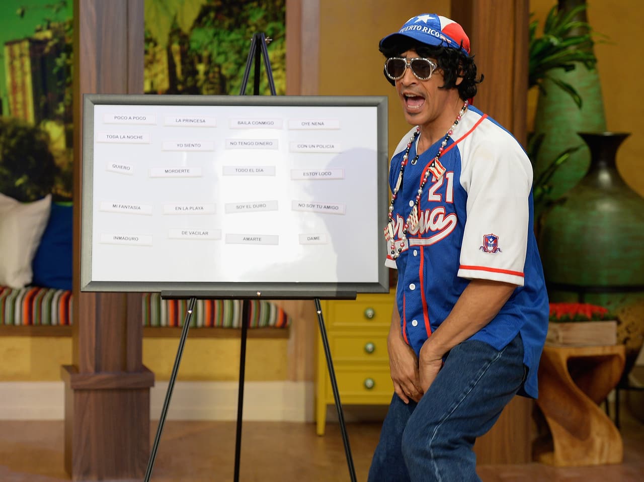 Esté en personaje o no, a Johnny Lozada le lucen tanto las gorras como las boinas.