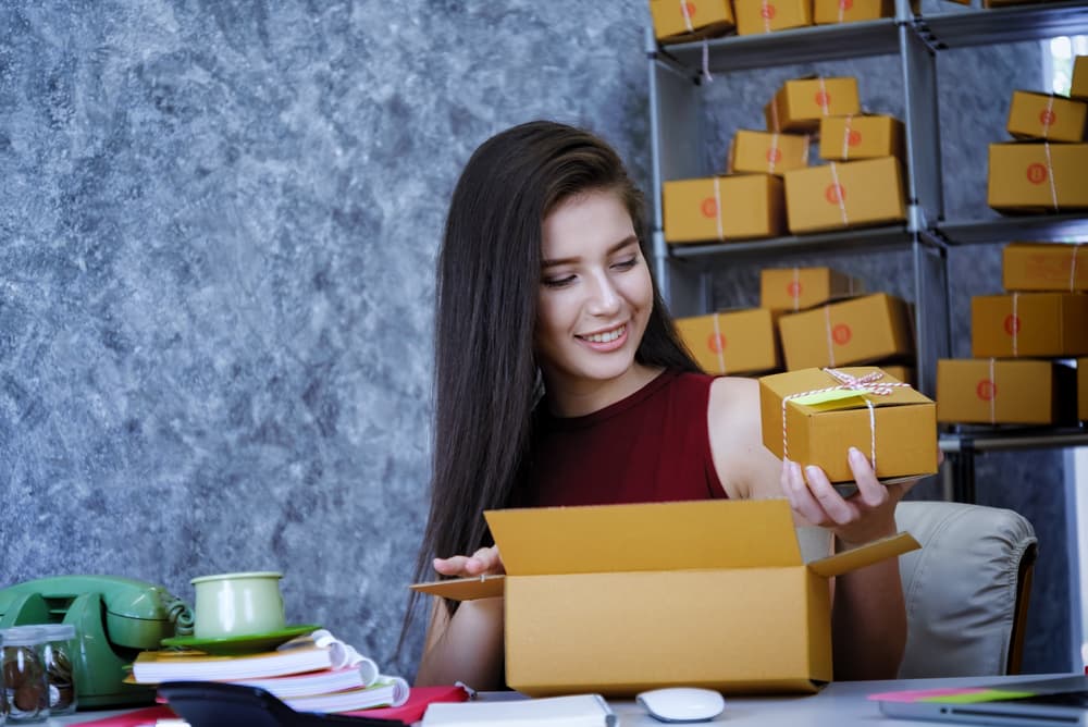 Un amigo te ofrecerá una sugerencia muy atinada. Analízala porque su experiencia puede serte muy útil si has iniciado recientemente algún negocio por cuenta propia o te dedicas a la compra y venta de artículos de importación y exportación.