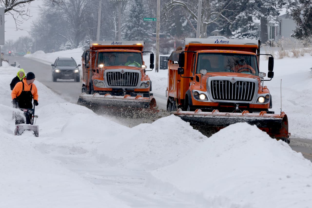 Labores intensas para remover la nieve en Omaha, Nebraska.