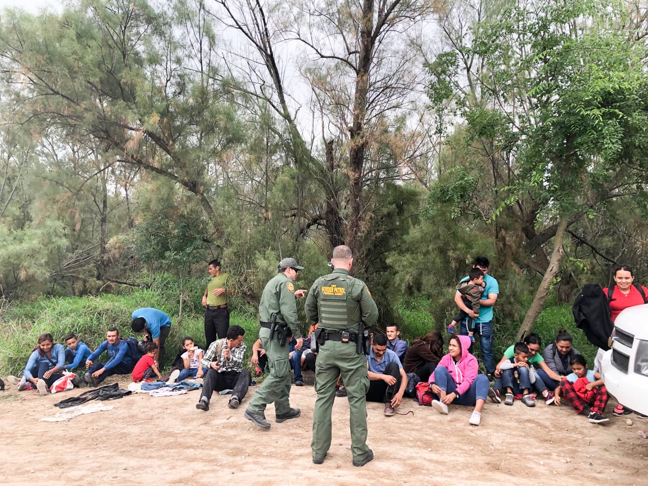 La mayoría de familias que llegan a este punto de la frontera son de Honduras, Guatemala y El Salvador. Sienten que huir es la única manera de ofrecer un futuro a sus hijos ante los problemas que los agobian, que van de la violencia de las pandillas y la pobreza a los efectos que el cambio climático está teniendo en algunas zonas del corredor seco de Centroamérica.
<br>