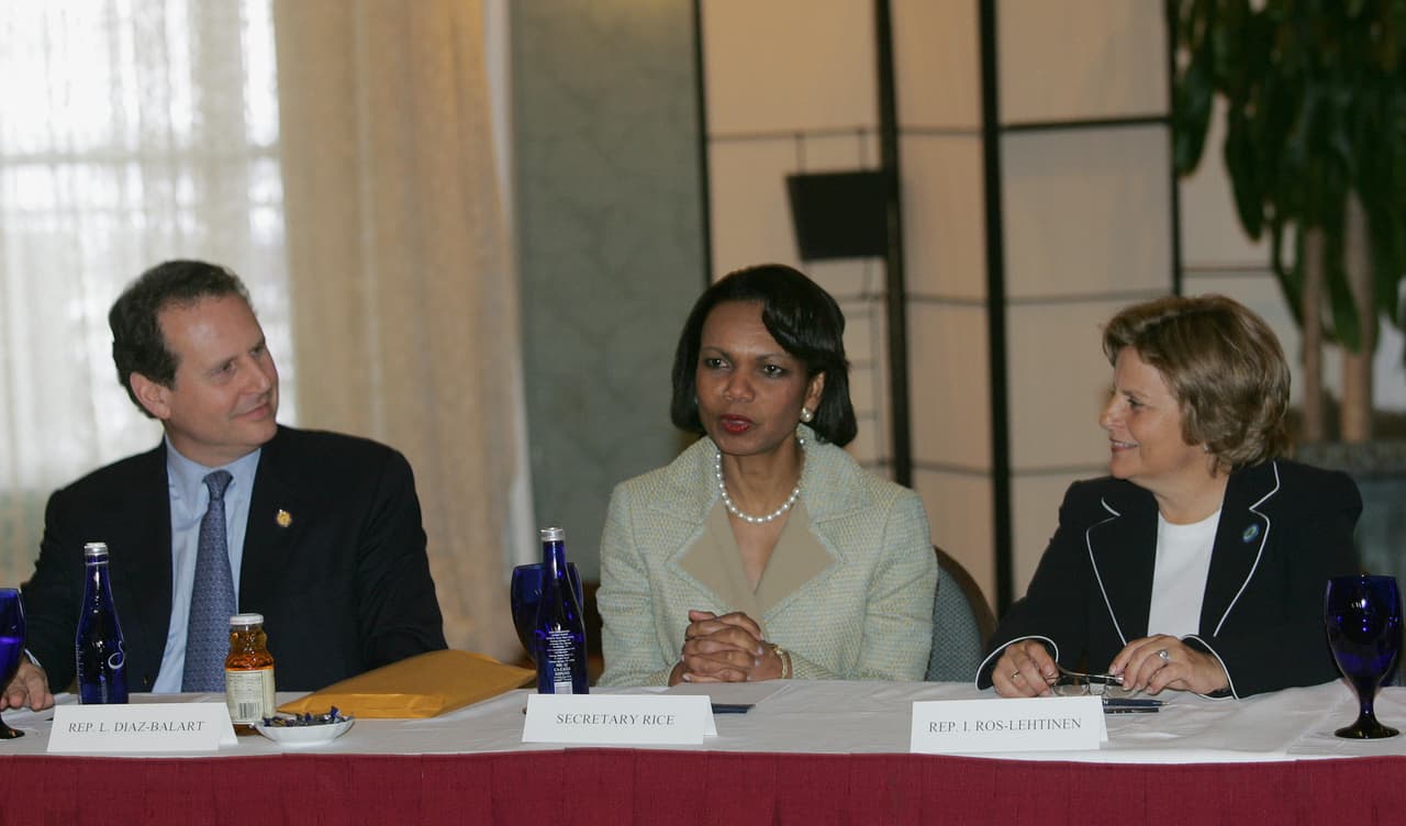 El representante Lincoln Diaz-Balart junto a la secretaria de Estado, Condoleezza Rice, y la representante Ileana Ros-Lehtinen el 7 de junio de 2005 en Ft. Lauderdale.