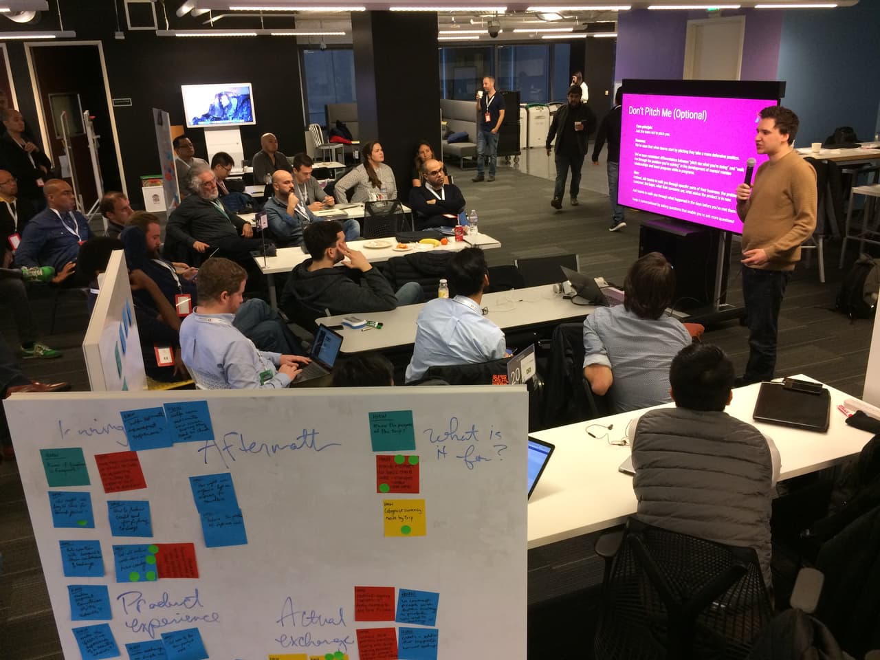 Los emprendedores asisten a charlas o tienen sesiones de mentoría en el espacio abierto, diseñado para facilitar la interacción.