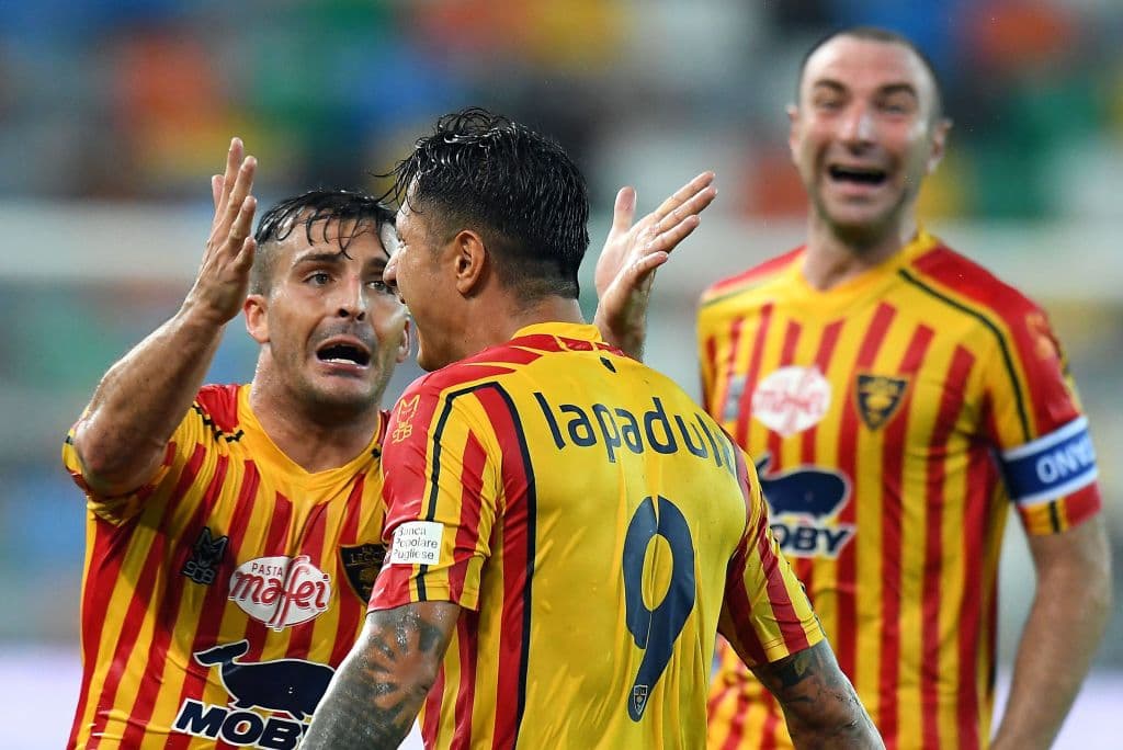 Con resultados de Hellas Verona 3-0 SPAL, Lazio 2-0 Brescia, Sampsoria 1-4 Milán, Sassuolo 5-0 Genoa, Udinese 1-2 Lecce, Fiorentina 4-0 Bologna y Torino 2-3 Roma, la penúltima jornada del futbol italiano.