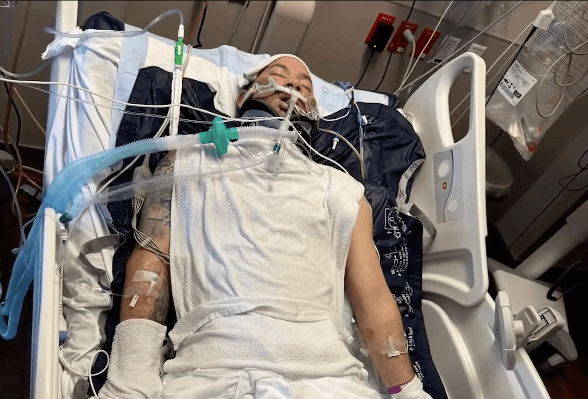 Jhonny Joan Benítez, de 31 años, está en el Hospital Metodista de Dallas y no tiene familia en la ciudad. Su madre 'lo cuida' a través de videollamada.