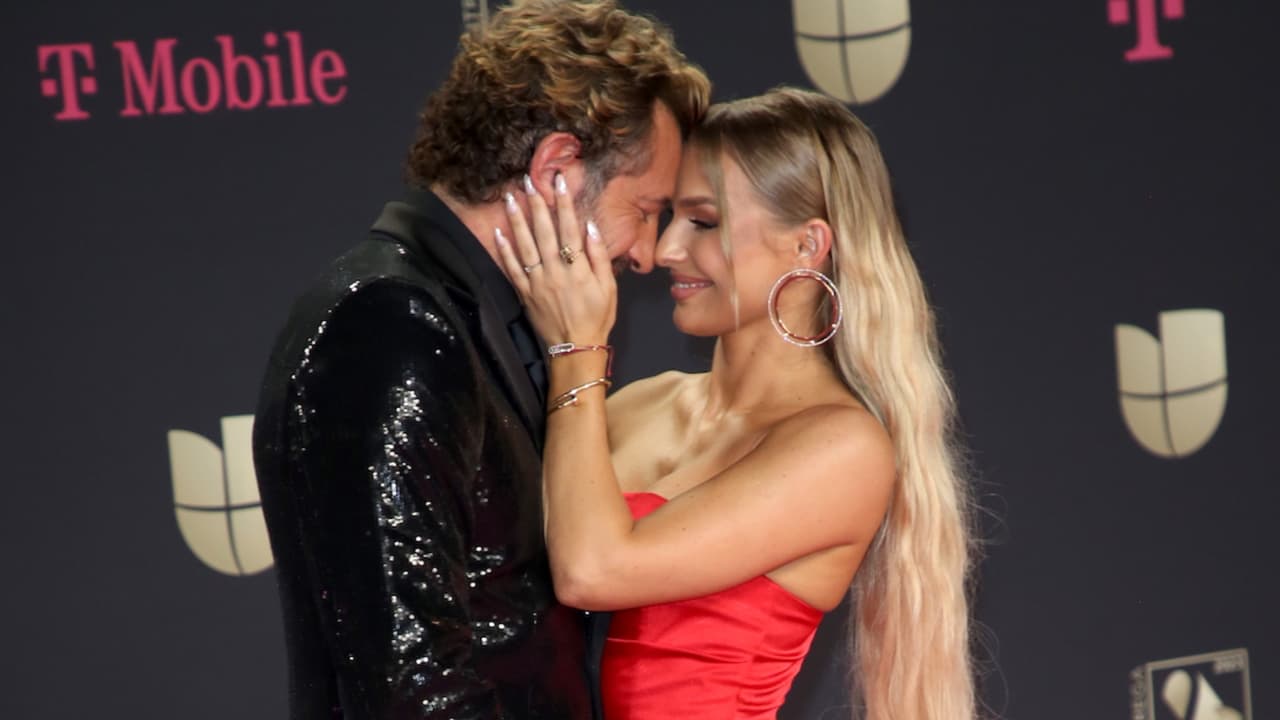Gabriel Soto e Irina Baeva en Premio Lo Nuestro 2023