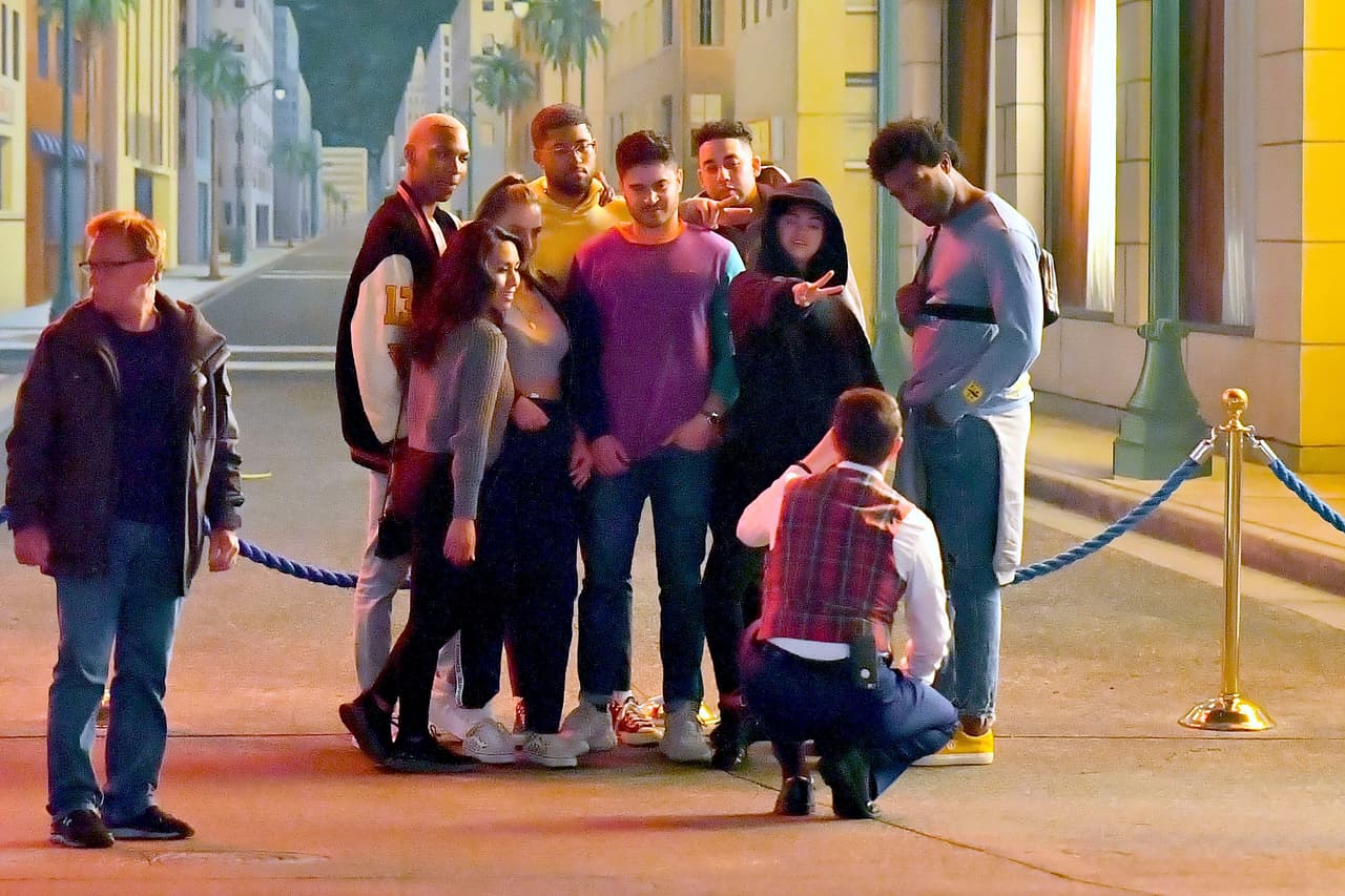 De acuerdo con el portal 
<b><a href="https://hollywoodlife.com/2019/05/06/selena-gomez-disneyland-pics-friends-photos/" target="_blank">Hollywood Life</a></b>, a la intérprete de 'Wolves' la acompañaban Theresa Marie Mingus, Melanie Davis, Jared Kyle y Brandon Paris, entre otros.