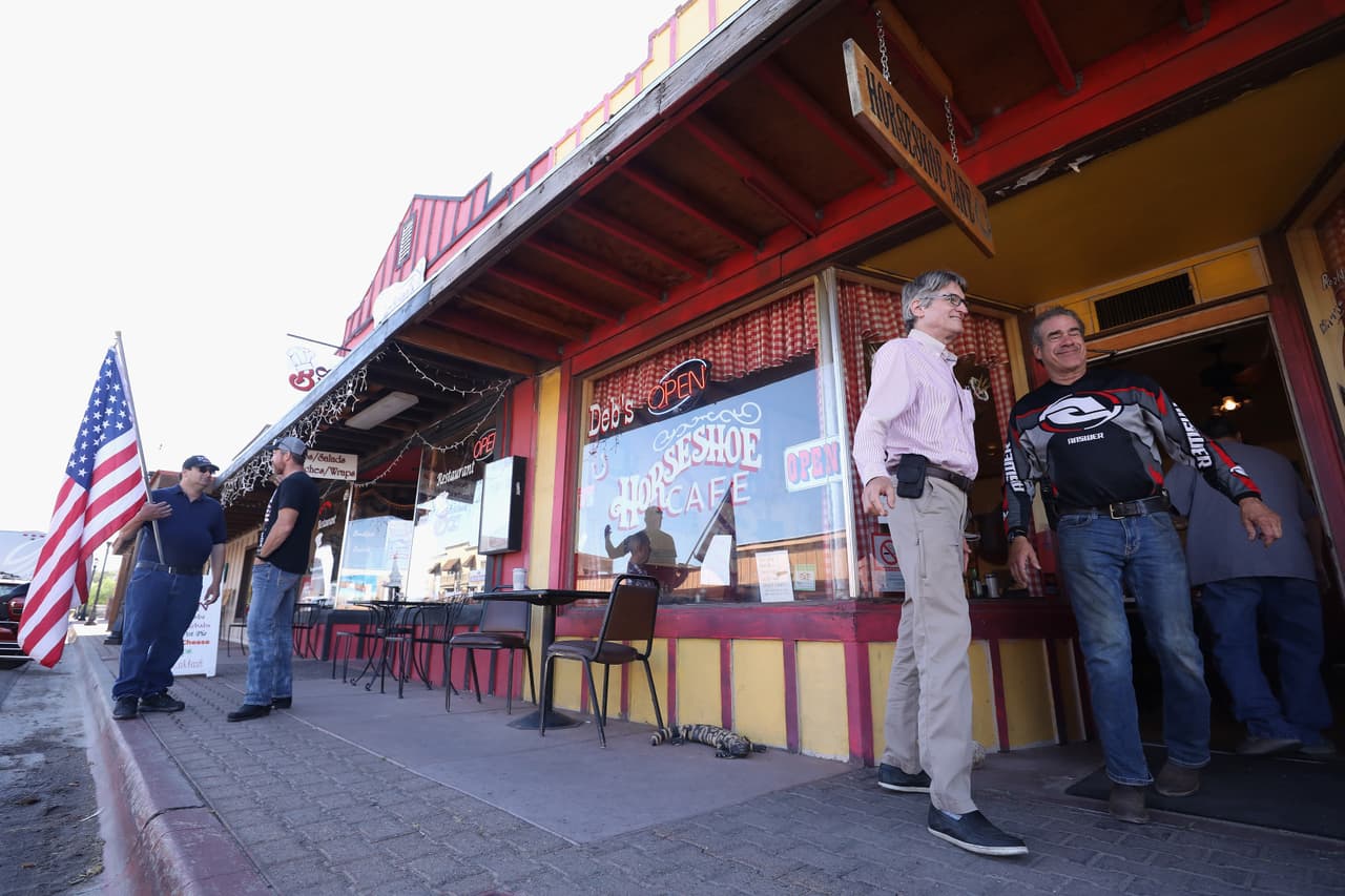 Varios residentes, incluso uno con bandera, estuvieron apoyando la reapertura del negocio.