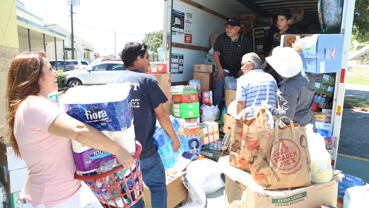 Así se cargo el camión con ayudas para los damnificados en Houston por radioescuchas y 'El Bueno, La Mala y El Feo'.