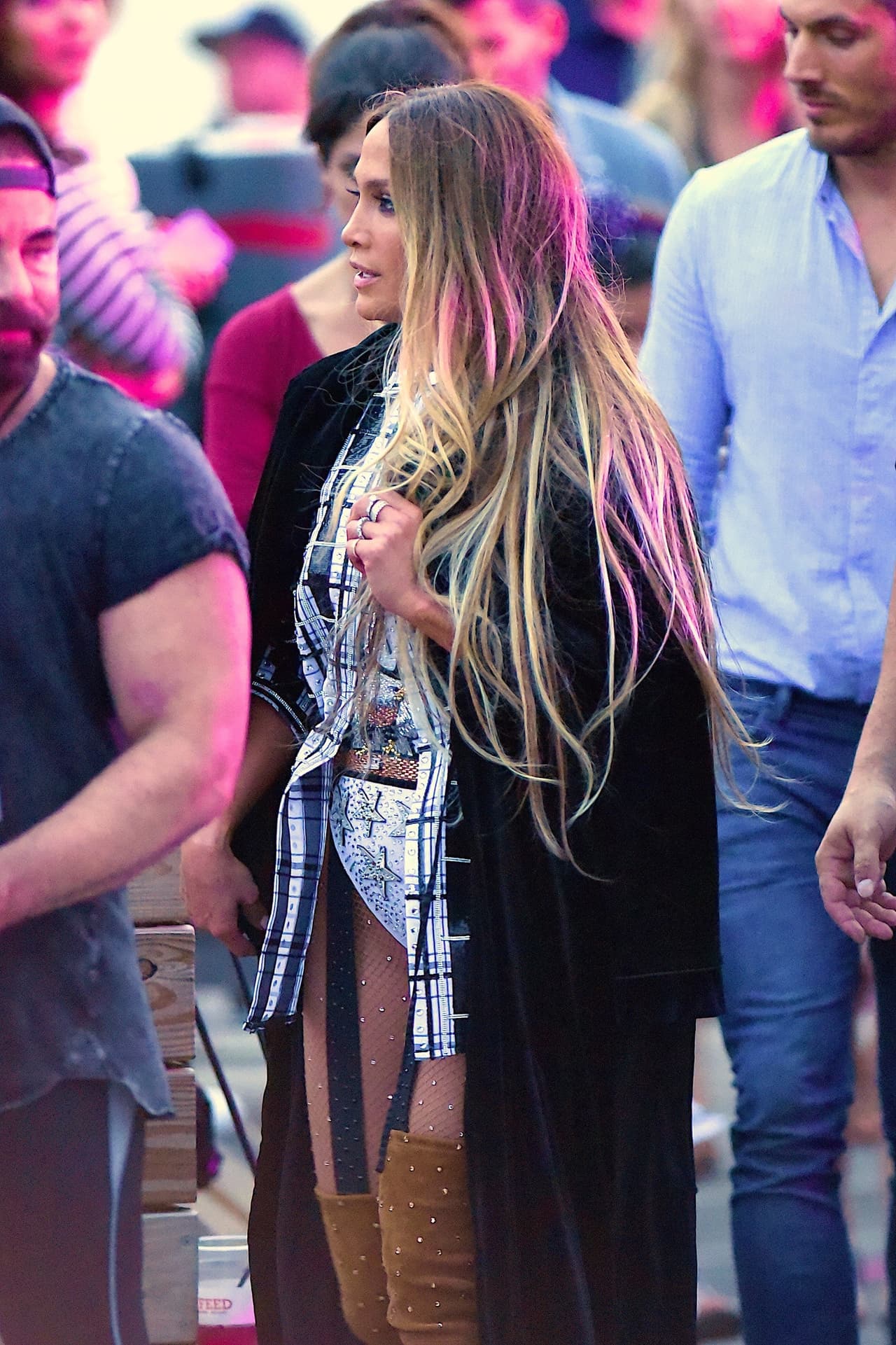 Antes de subir al escenario JLo luce tranquila.