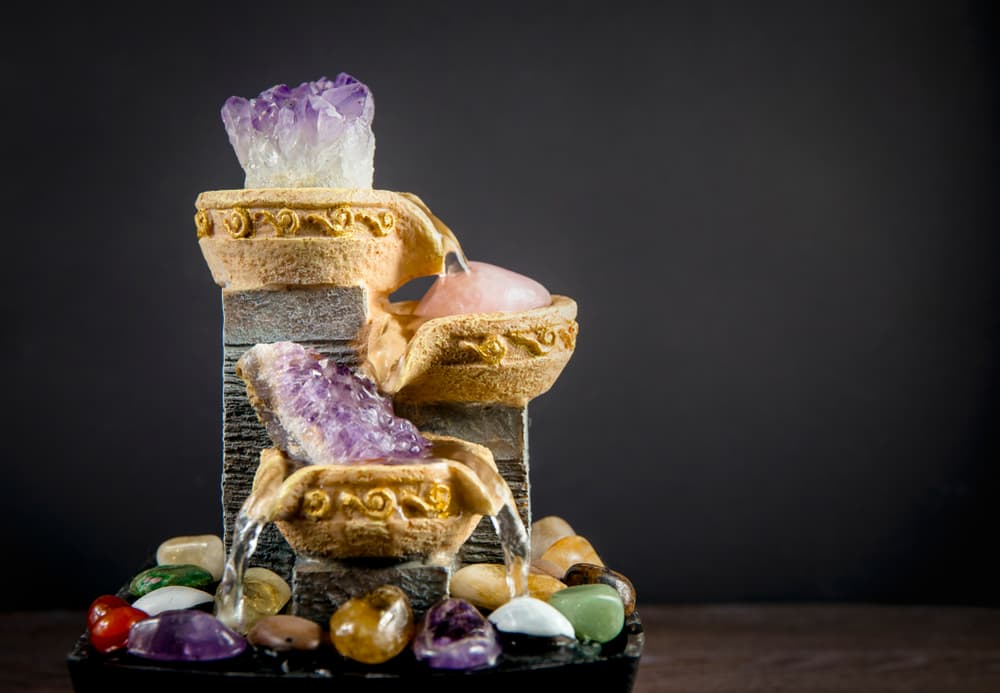 A continuación, te recomendaremos varias piedras, gemas o cuarzos que pueden servirte para librarte de cualquier energía negativa que quiere lastimarte en tu espacio de trabajo o simplemente para que te den buena suerte.
<br>