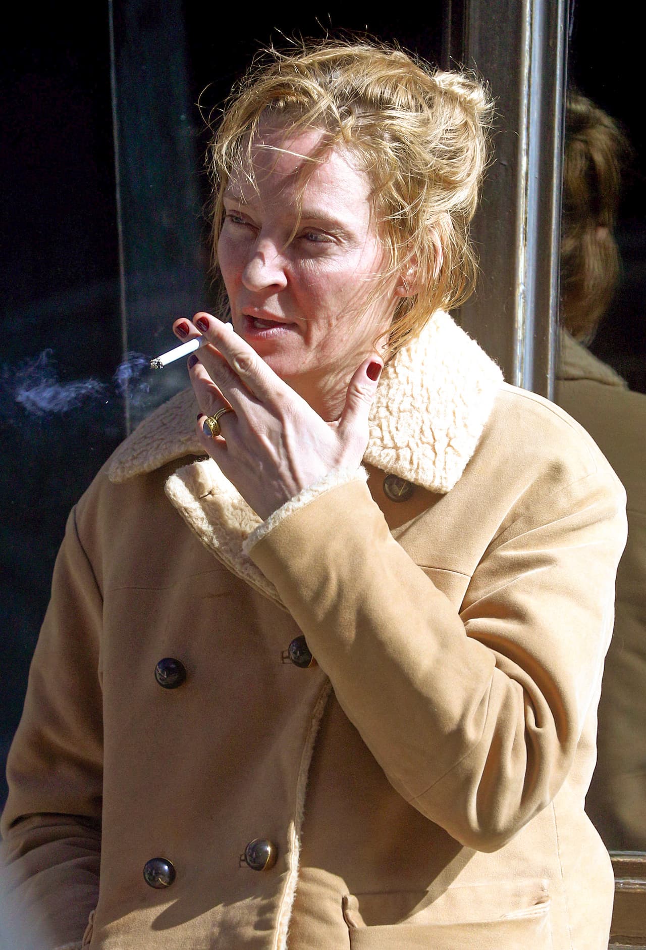 Uma Thurman también aprovecha sus descansos para entregarse a uno de sus placeres.