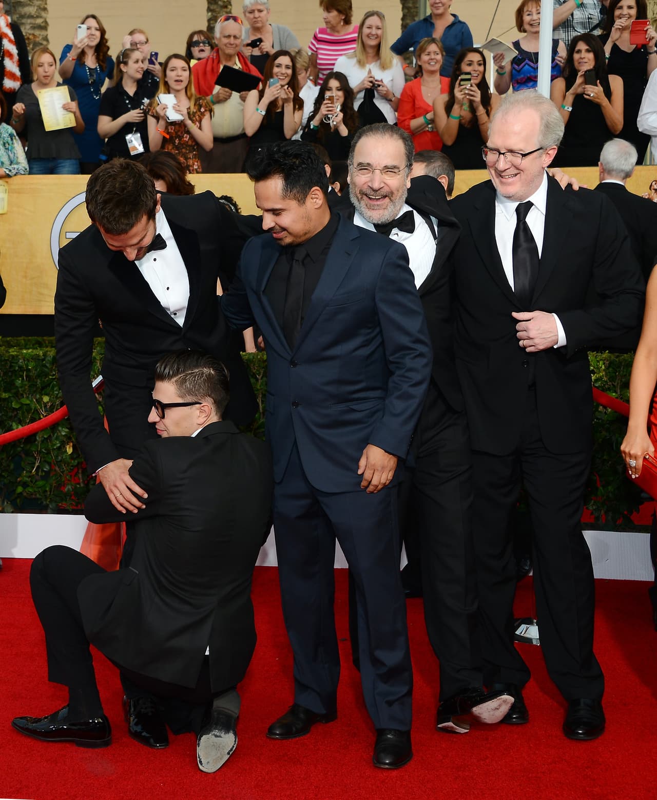 Una vez más, el tipo se le colgó de las piernas, y Bradley no sabía ni cómo reaccionar.