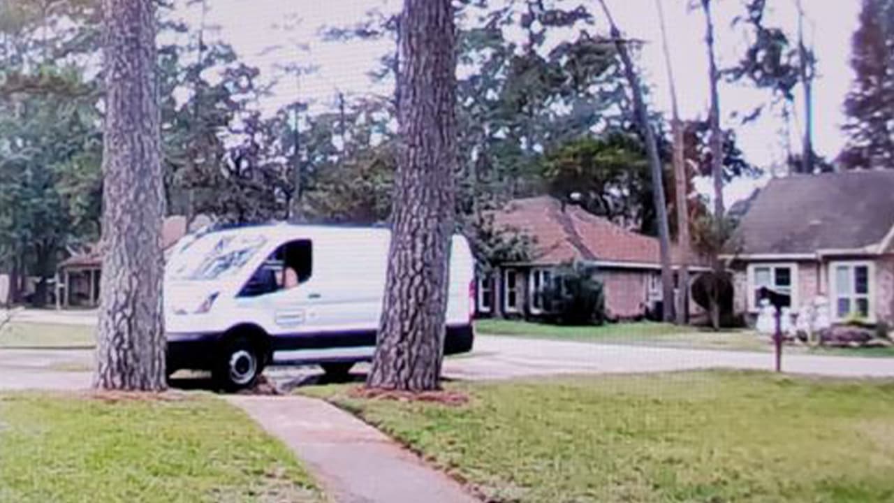 El precinto 4 de la oficina del sheriff del condado Harris recibió el reporte de un robo de paquetes el sábado 17 de diciembre.