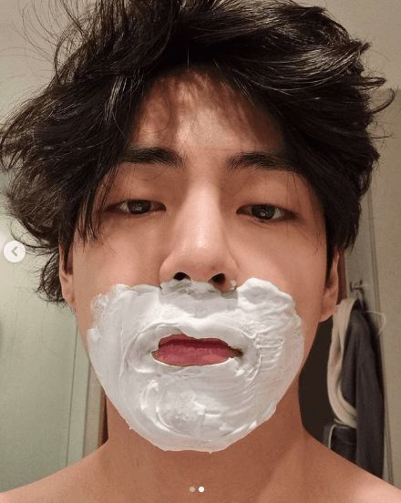 <b>V rompió un récord Guinness</b>
<br>Hasta diciembre de 2021, el intérprete, también conocido por su nombre de pila Kim Taehyung, se mantenía alejado de las redes sociales, pero al abrir su perfil social juntó más de un millón de seguidores en tan sólo 43 minutos, por lo que rompió un récord Guinness.