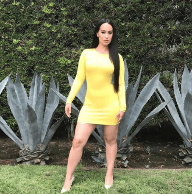 Victoria 'La Mala' Ortiz tiene ya varios años incursionando en la músicar regional mexicana y como cantante y compositora ha transformado el género con su impresionante registro vocal y estilo sorprendente.