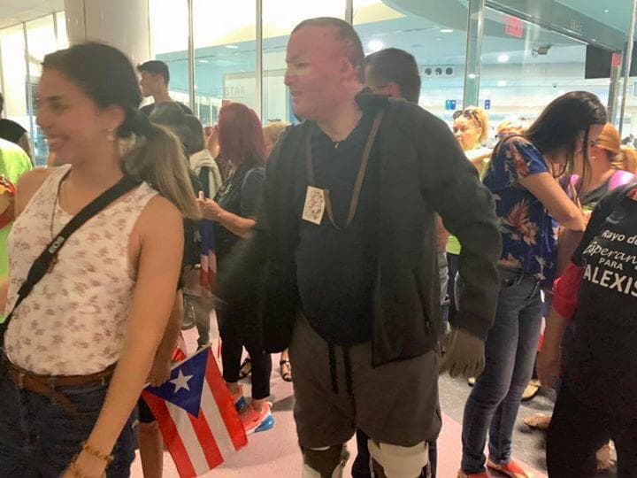 Familiares y amigos de Alexis Hernandez lo reciben en Puerto Rico tras siete meses de recuperación en San Antonio. El joven estaba recluído en un hospital especializado en quemaduras.