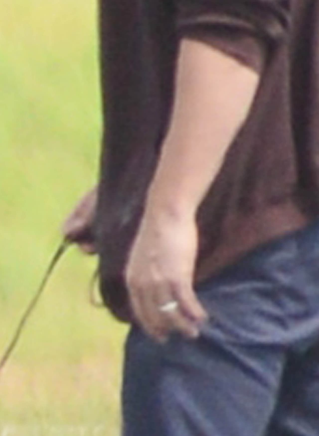 Y no solo notamos que es muy paciente, también vimos que aún lleva su anillo de matrimonio.