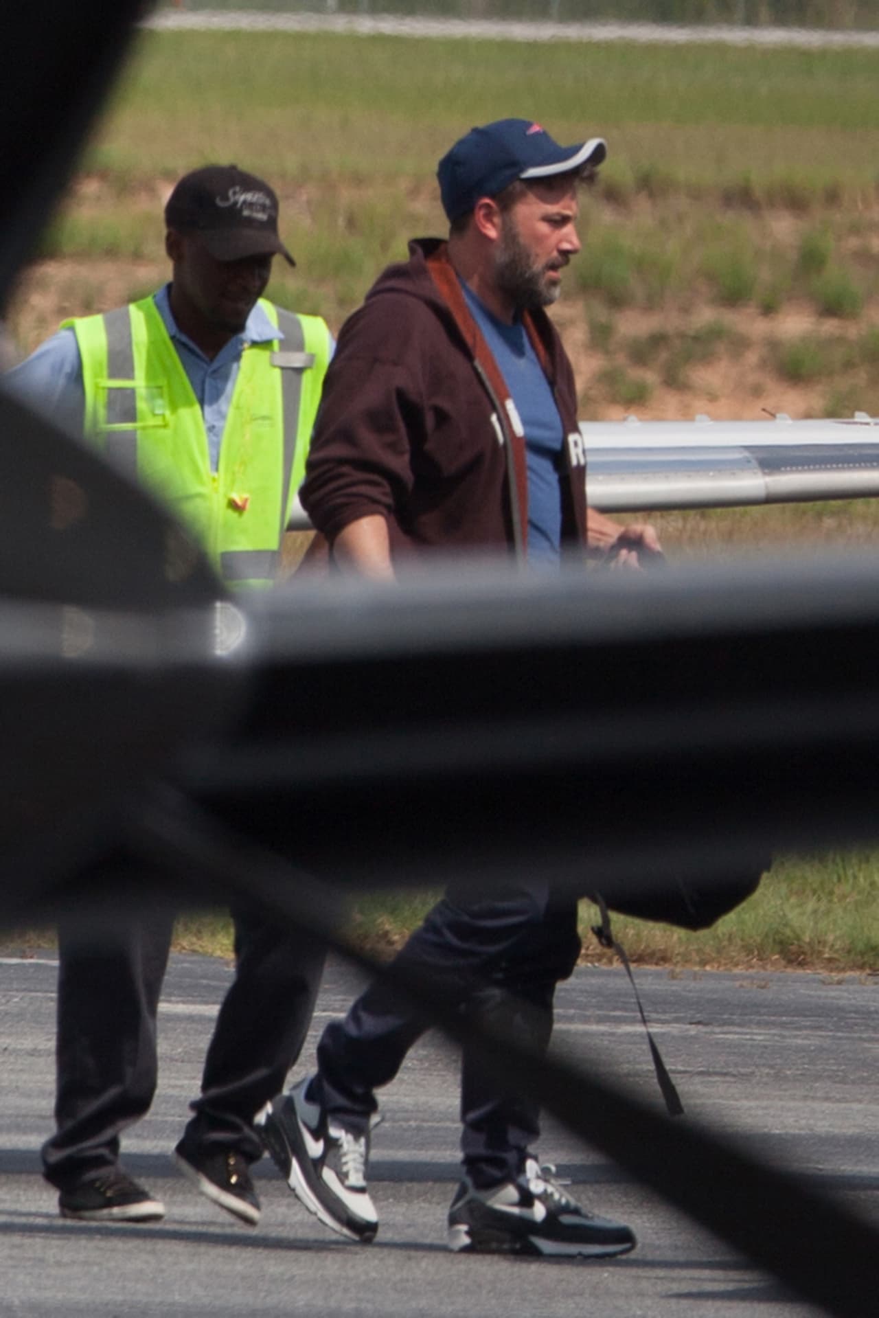 A Ben le urgía bajar del avión.