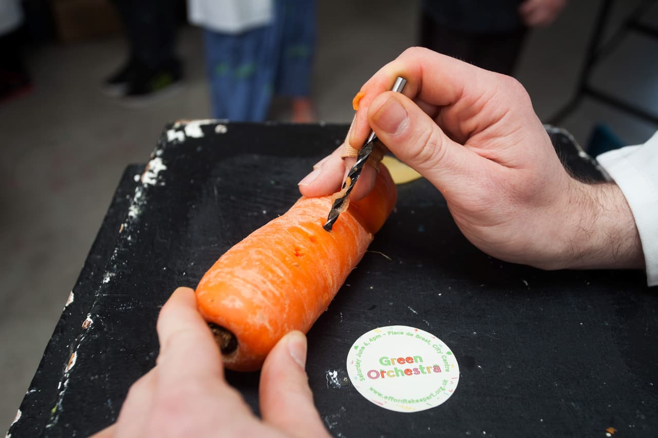 A los vegetales se les hacen huecos para que puedan emitir los sonidos, los expertos en música saben dónde hacer estos orificios exactamente para que funcionen a la perfección.