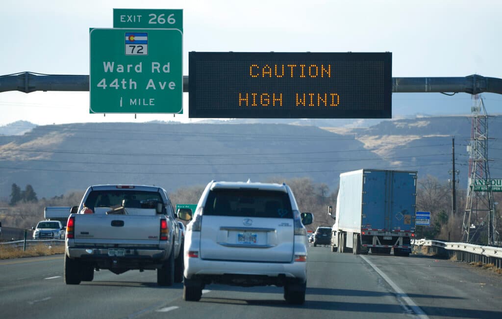 Un aviso en una pantalla electrónia advierte sobre fuertes vientos en una autopista de la zona metropolitana de Denver, Colorado.