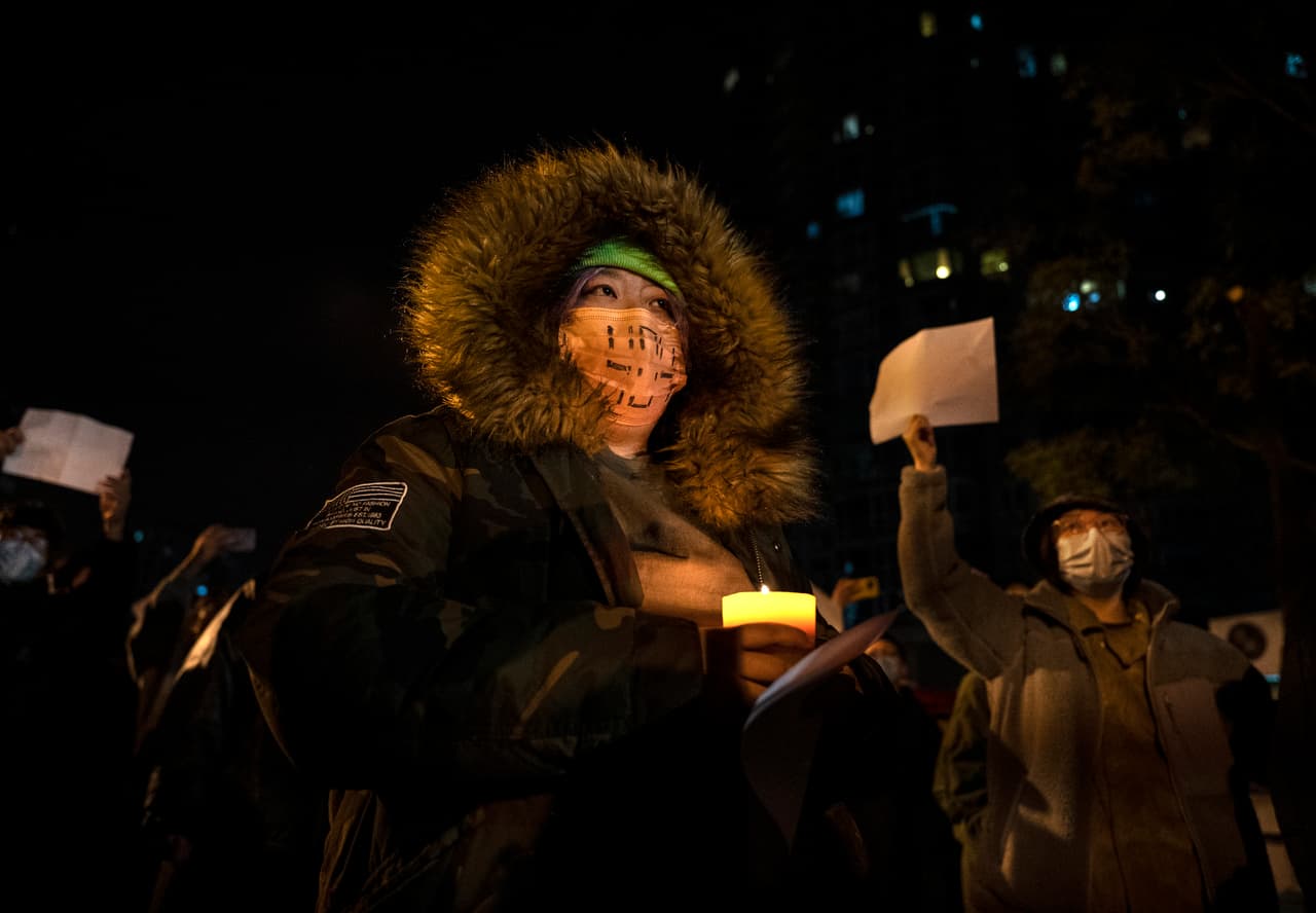 El estatal Diario del Pueblo publicó el lunes un comentario que advirtió sobre una "parálisis" y el "agotamiento" por la lucha contra el covid, sin llegar a pedir el fin de las medidas rígidas.