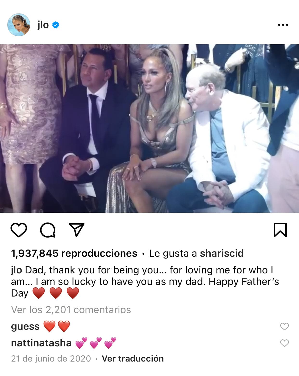 Como en esta imagen en la que fue incluido en un 
<b><a href="https://www.instagram.com/p/CBs_jeCp6io/?utm_medium=copy_link" target="_blank">video que la intérprete dedicó su papá, don David López</a></b>, por el Día del Padre en 2020.
<br>