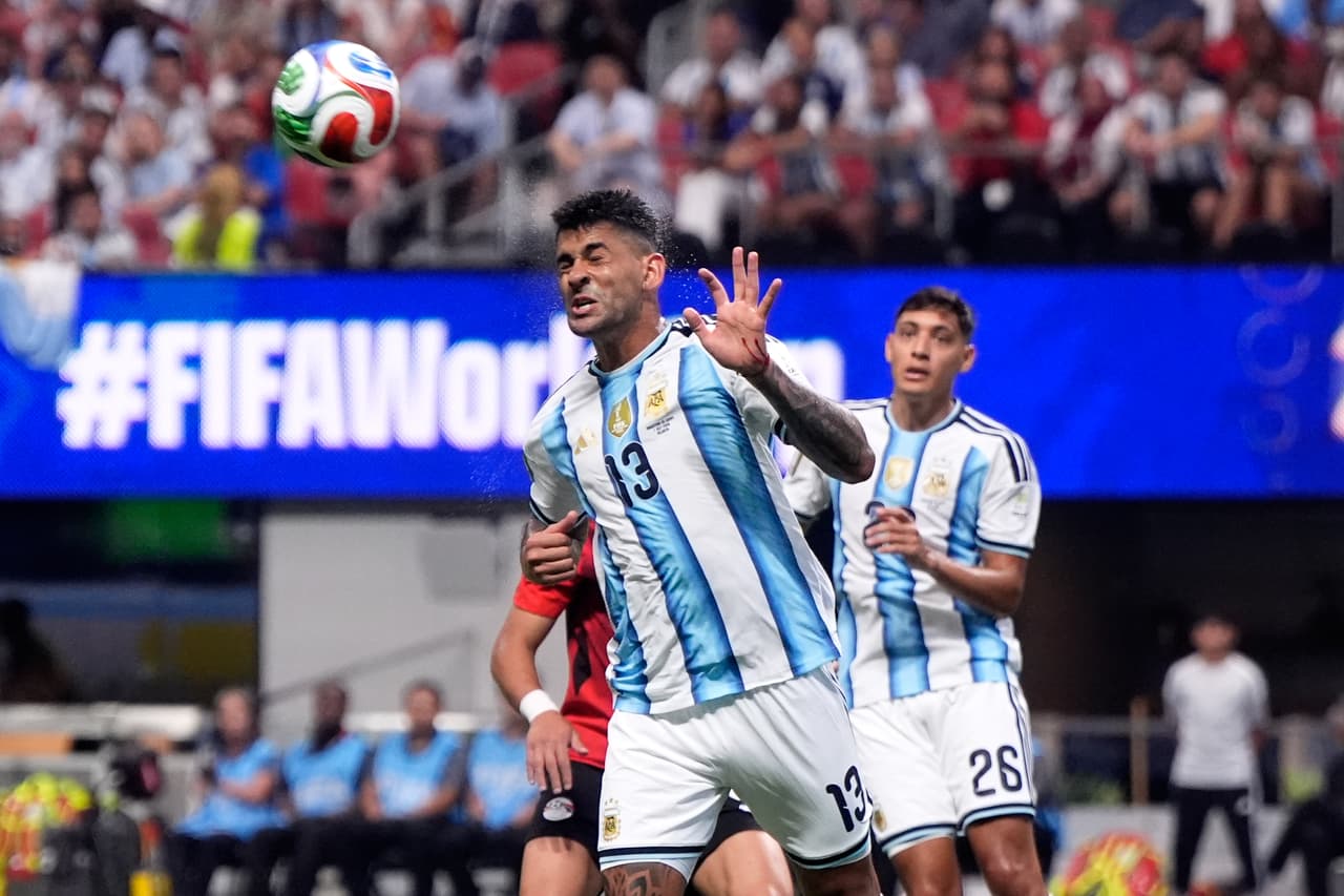Cristian Romero (13), de Argentina, cabecea el balón durante el partido de octavos de final de la Copa Mundial entre Argentina y Egipto en Atlanta, el martes 7 de julio de 2026. (Foto AP/Mike Stewart)