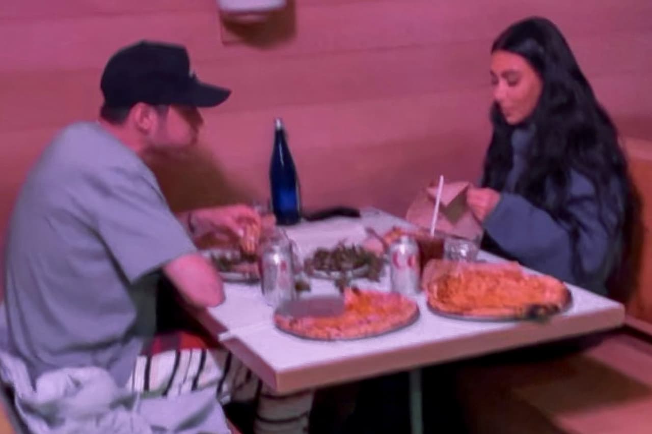 La multimillonaria Kim Kardashian prefirió una simple pizza con soda el martes por la noche, cuando salió a comer con su novio Pete Davidson en Los Ángeles. 
<br>
<br>Según 'The Daily Mail', la pareja comió en la pizzería Jon & Vinny's, en el oeste de la ciudad, donde las pizzas cuestan de 13 a 27 dólares, dependiendo del tamaño y los toppings.
<br>