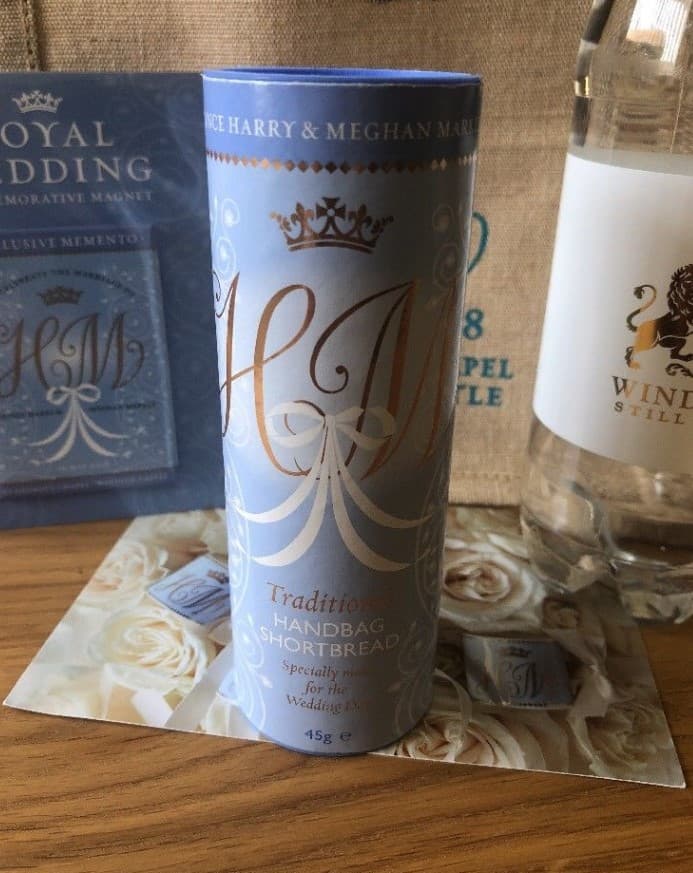 En caso de que algún invitado tuviera un bajón de azúcar, el bolso de regalos contenía una elegante lata de galletas 'shortbread' 
<b>elaboradas especialmente para la ocasión</b>.