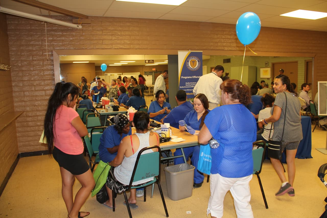 Unas 300 personas asistieron a la feria “Camino a la Salud’, donde se hicieron exámenes gratis, bailaron Zumba y conocieron a la carismática Cecilia Ramírez Harris de Primer Impacto.