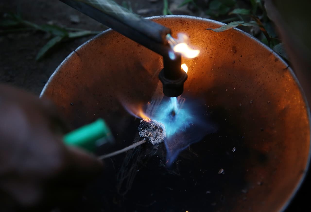 El proceso para obtener el oro también libera vapores de mercurio al aire, lo que afecta directamente a la población. "La siguiente medida es mirar la salud de las personas . El nivel de mercurio está por encima de los estándares de calidad ambiental", dijo el ministro del Ambiente, Manuel Pulgar Vidal, a propósito de la emergencia.