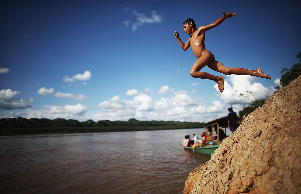 El río Madre de Dios, contaminado con mercurio, es un lugar de juego para los niños de la zona.
