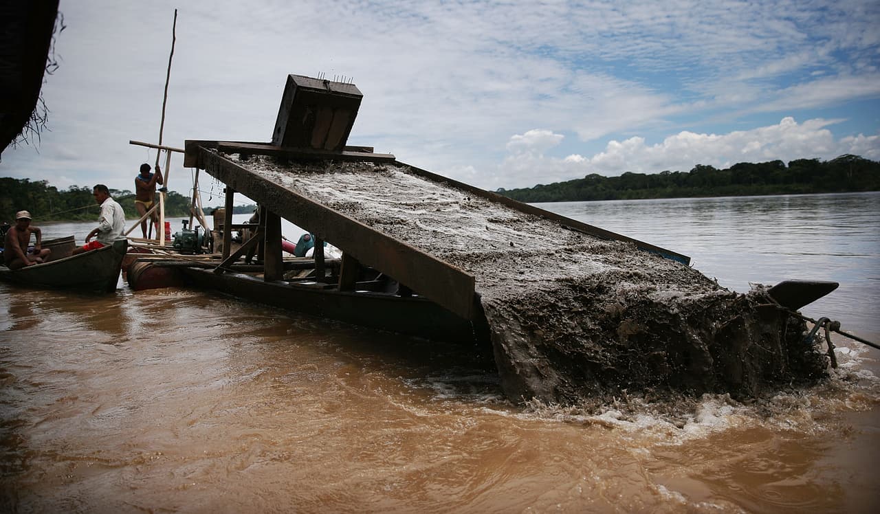 Maquinarias utilizadas por la minería ilegal, dentro del Rio Madre de Dios.